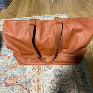 Brown leather tote bag with pockets. Perfect as airplane carry on